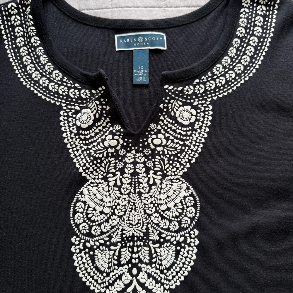 Karen Scott Black Top with White Detailing 2X